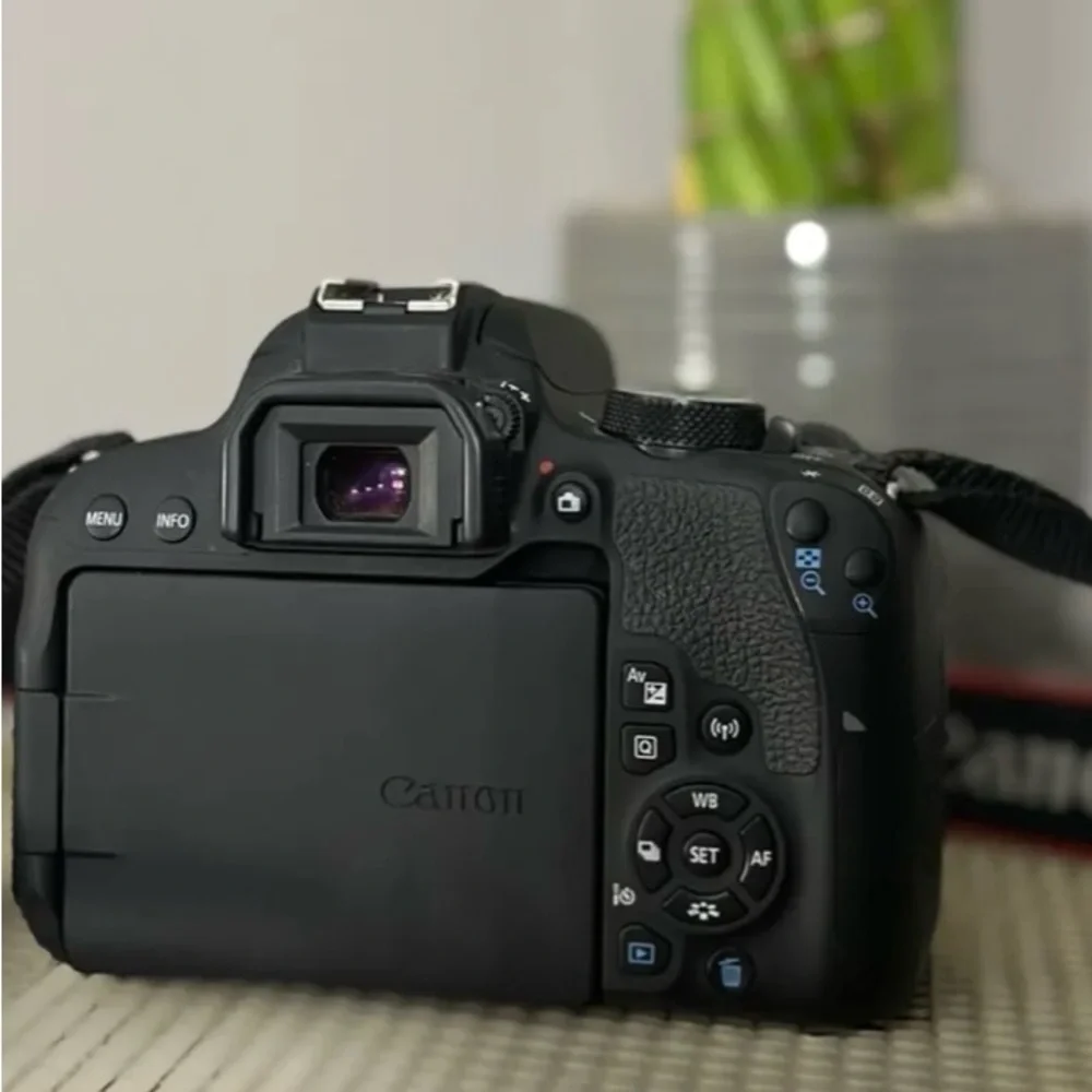Canon EOS Rebel T7i